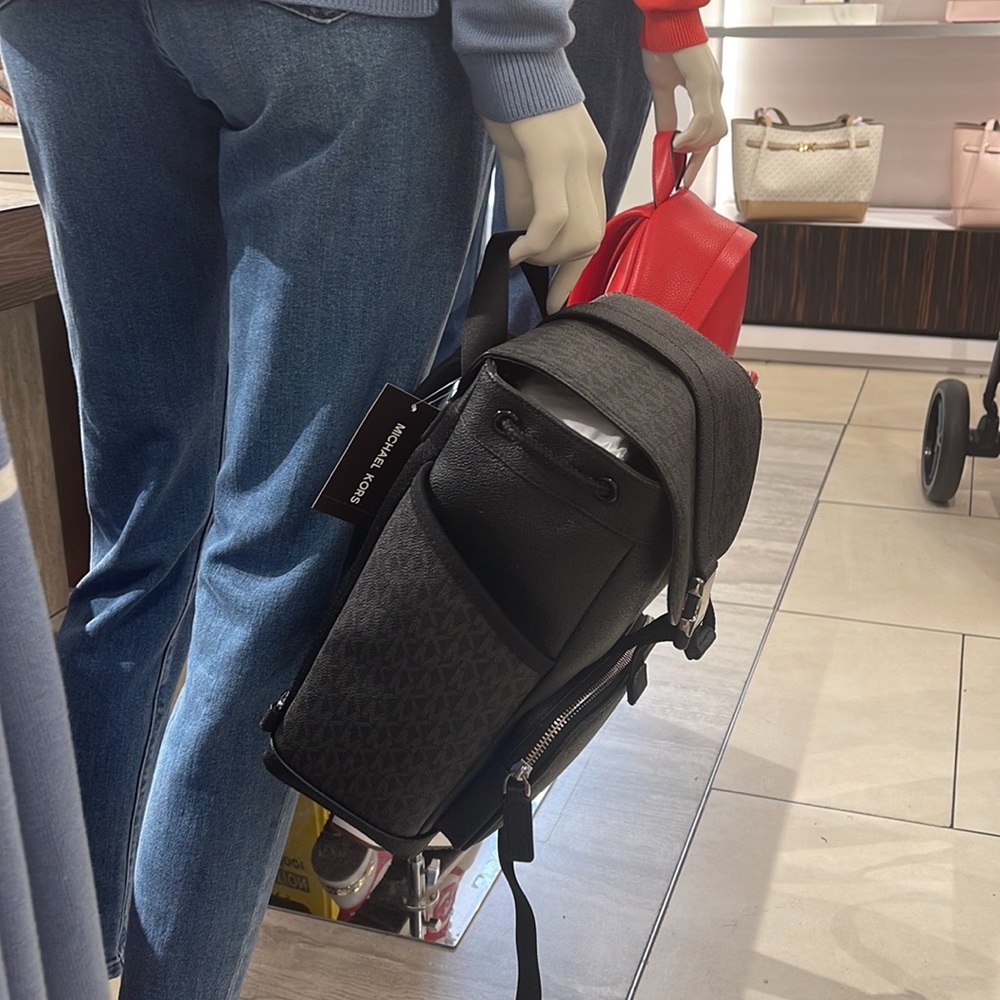 MICHAEL KORS MENS
Cooper Logo Sling Pack
Style# 37S3LCOC2B
COLOR: Black
NWT - Picture 3 of 16